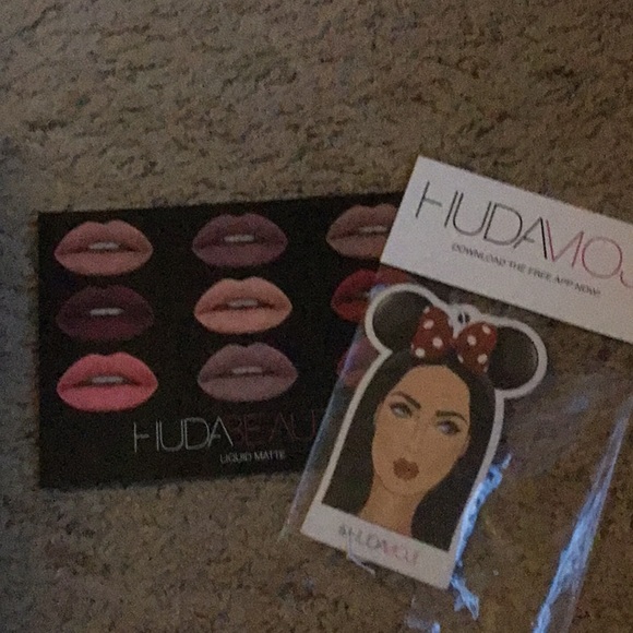 HUDA BEAUTY Other - Huda beauty card with car freshner